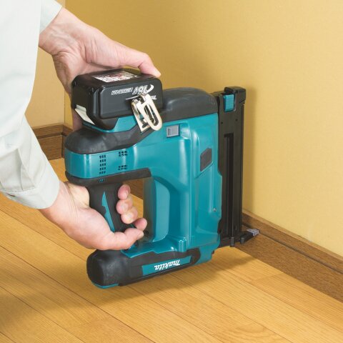 Makita DBN500RTJ Akku-Stauchkopfnagler 50 mm 18V / 5,0 Ah, 2 Akkus + Ladegerät im MAKPAC