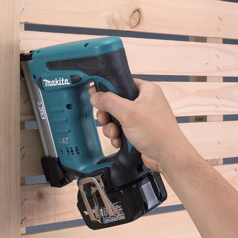 Makita DST221RTJ Akku-Tacker 18V / 5,0 Ah, 2 Akkus + Ladegerät im MAKPAC