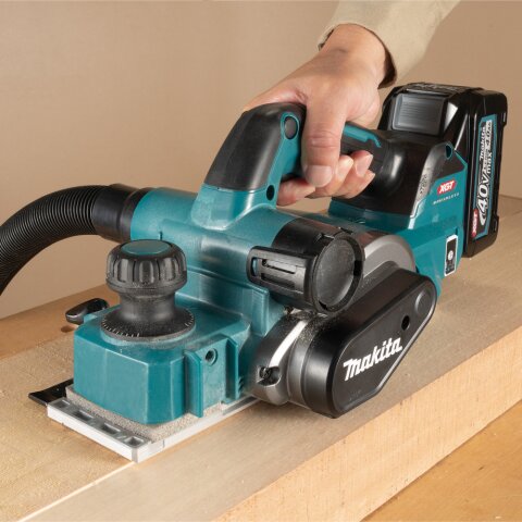 Makita KP001GM201 Akku-Hobel 40V max. / 4,0 Ah, 2 Akkus + Ladegerät im MAKPAC