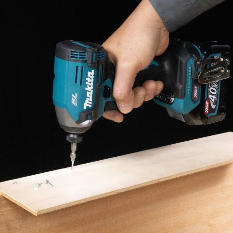 Makita TD003GA202 Akku-Schlagschrauber 40V max. / 2,0 Ah, 2 Akkus + Ladegerät im MAKPAC EN