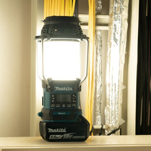 Makita DMR056 Akku-Radio mit Laterne 18V (ohne Akku, ohne Ladegerät) EN